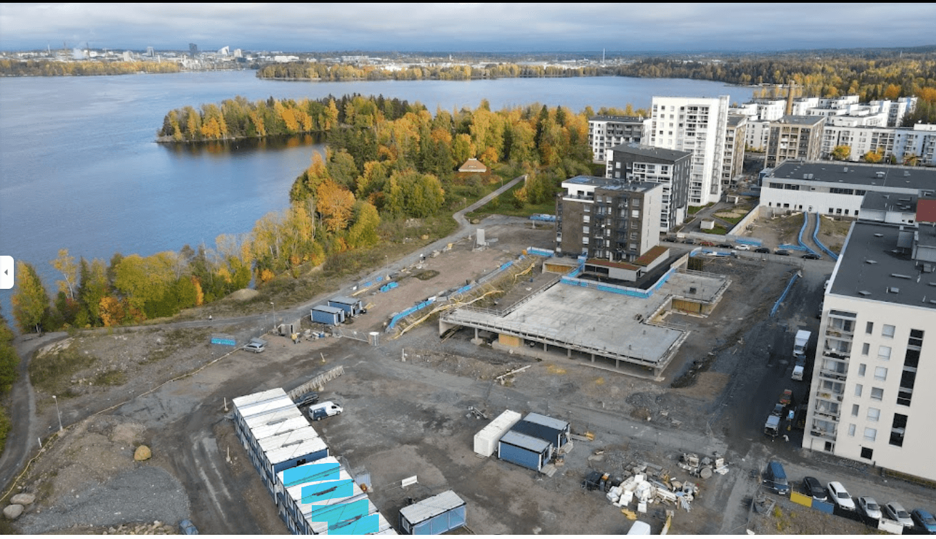 Aurinkopaneelit tuottavat energiaa työmaan käyttöön Tampereella