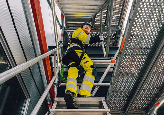 Työmaatelineet asennettuna turvallisesti rakennustyömaalla Skanska Rentalin toteuttamana