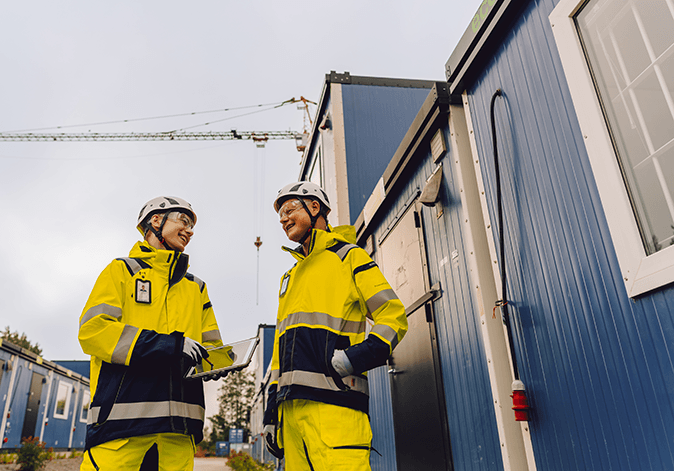 Skanska Rentalin työntekijät työmaalla työmaatilojen edustalla