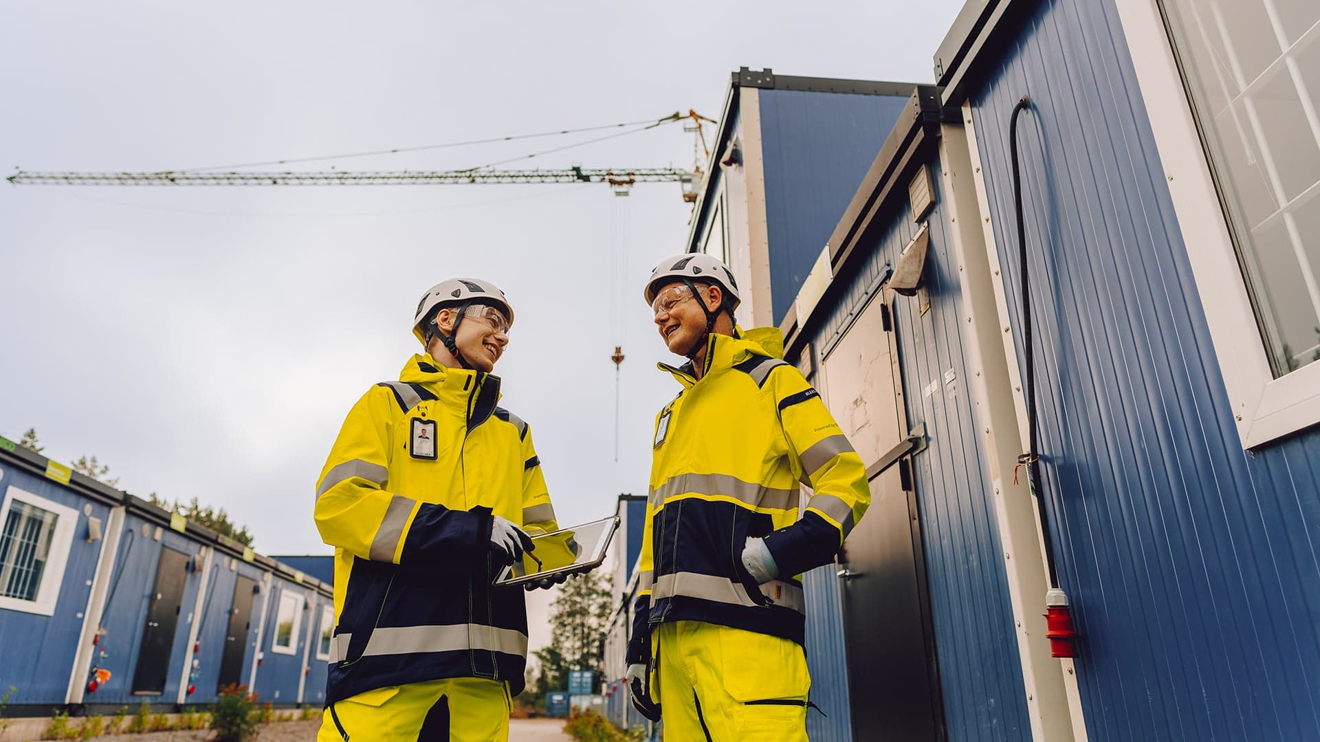 Ilmavesilämpöpumppu työmaalla tuottamassa energiatehokasta lämmitystä